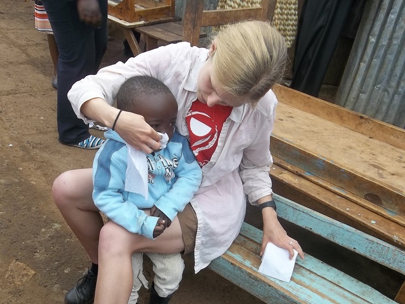 emma ballinger of porridge and rice rescues a child after he starts choking ny turning him upside down and thumping him firmly on the back